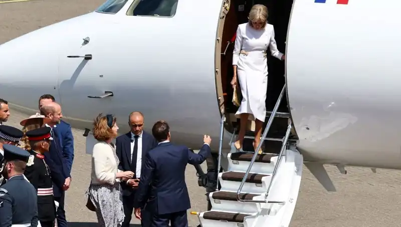 Macron Çiftinde Şok Eden Kriz: Eşi Elini Uzattı, Karşılık Bulamadı!