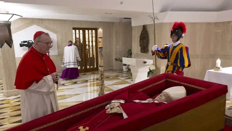 Papa'nın Tabutundaki Fotoğraflar Gün Yüzüne Çıktı: Duygu Dolu Anlar