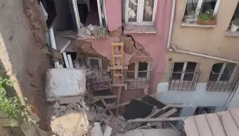 İstanbul'da Üç Katlı Binanın Balkonu Çöktü: Olayın Ardındaki Sebepler Neler?