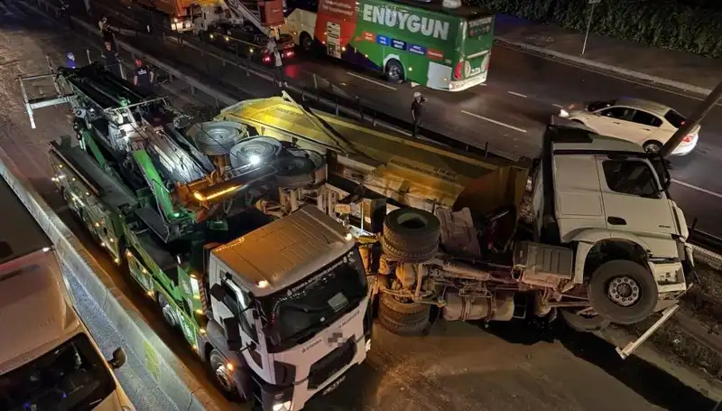 : Moloz Yüklü Hafriyat Kamyonu Devrildi: Şok Edici Kaza Ayrıntıları