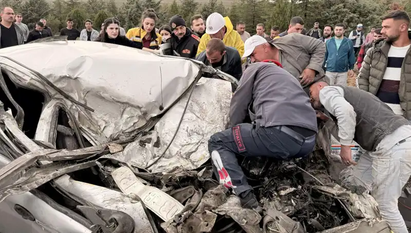 TIR ile Çarpışan Otomobil Kağıt Gibi Ezildi: Kaza Anı Kameralara Yansıdı
