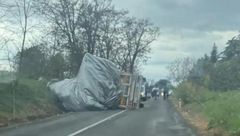 Tekirdağ’da Saman Yüklü TIR Devrildi: Kaza Anı ve Sonrası
