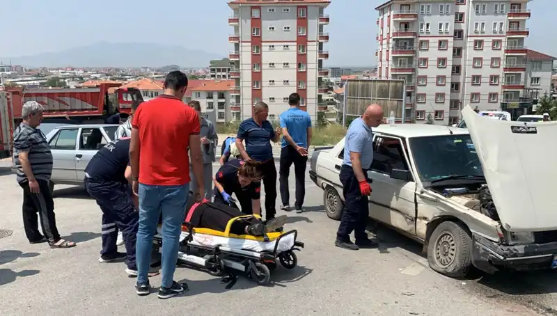 Kavşakta Meydana Gelen Kaza: İki Yaralı, Olayın Perde Arkası