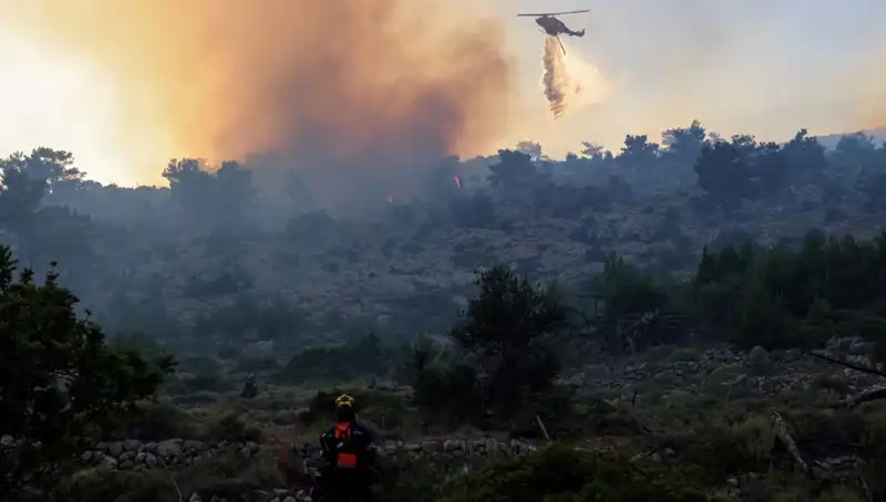 Eğriboz Adası'nda Feldir fırtınası: Orman Yangını İki Köyü Tehdit Ediyor