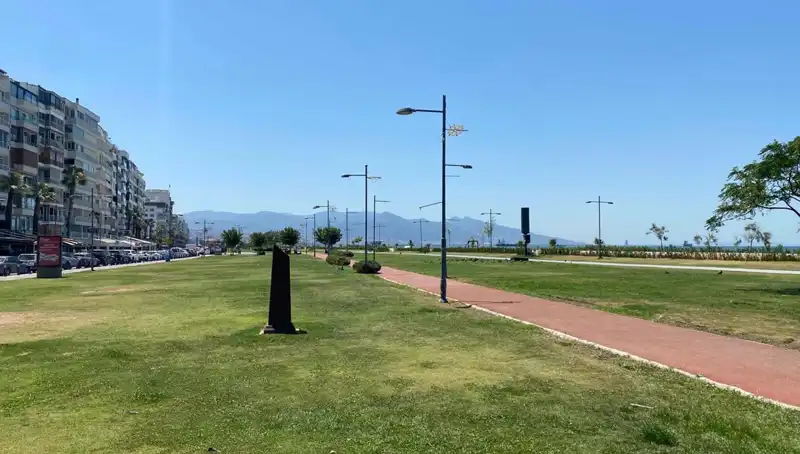 İzmir’de Sıcaklık Rekoru Kırıldı: Kordon Boş kaldı, Şehrin Atmosferi Değişti!