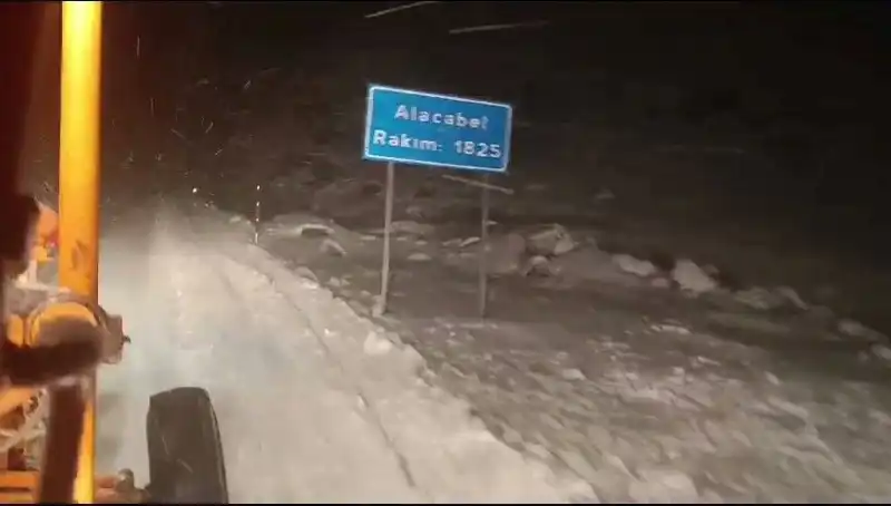 Antalya'nın Yüzü Karla Değişti: Şehirdeki Sürpriz Kar Yağışı