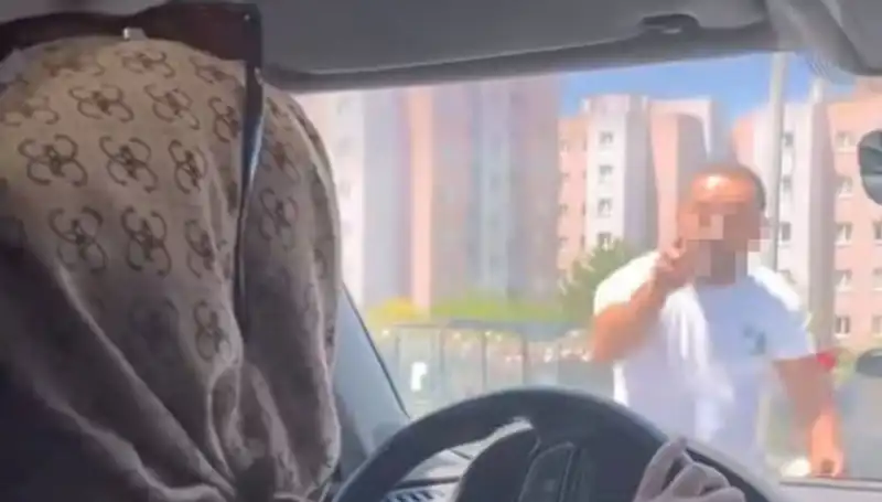 Trafik Kavgası Dehşeti: Aracına Saldırılan Sürücü Ne Yapacak?