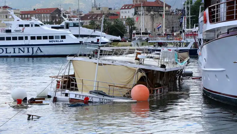 Hırvatistan'da Fırtına Alev Alev: Feribotun Çarptığı Gemi Kale Oldu