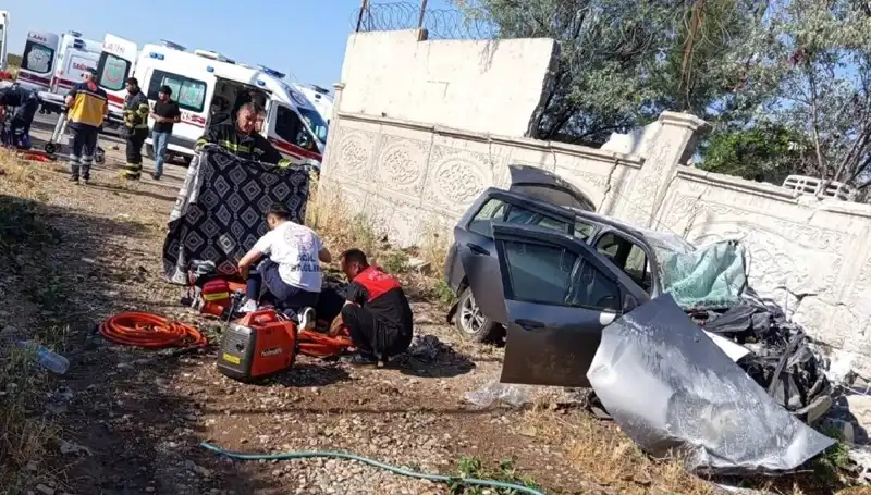 Lastiği Patlayan Araç İstinad Duvarına Çarptı: 1 Kişi Hayatını Kaybetti, 6 Yaralı