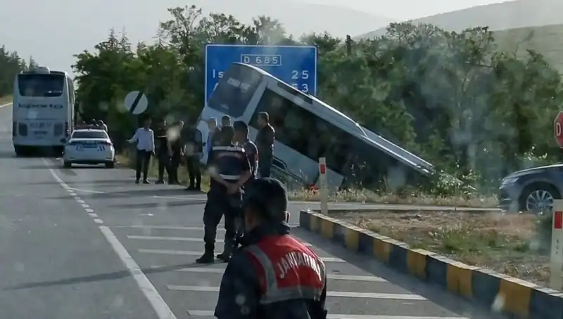 Isparta'da Korkunç Kaza: Tur Otobüsü ve Yolcu Otobüsü Çarpıştı