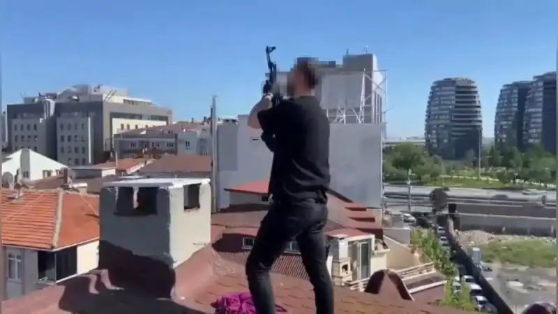 İstanbul’da Şok Operasyon: Çatıya Kaçan Şüphelilerden Bacadan AK-47 Ele Geçirildi