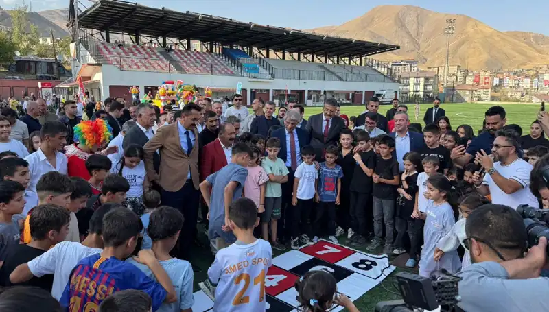 Hakkari'de Renkli Bir Anadolu Şenliği Coşkuyla Gerçekleşti