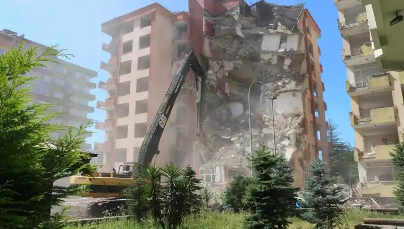 Dalgaların Gücüyle Yıkılan Binalar: Deprem Mi Dalgalar mı?