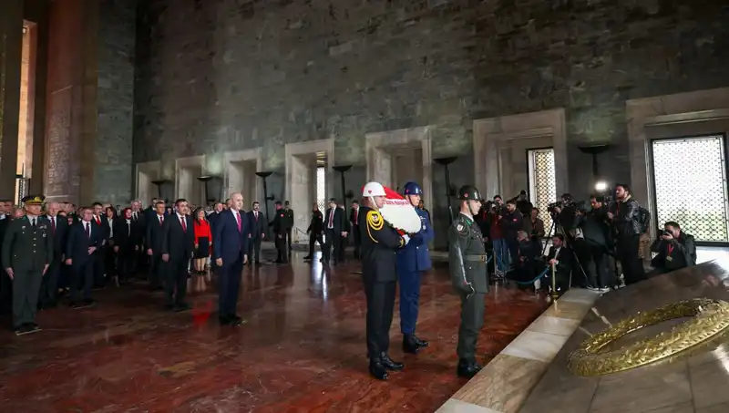 Devlet Erkanı Anıtkabir'de: Saygı Duruşu ve Anma Töreni