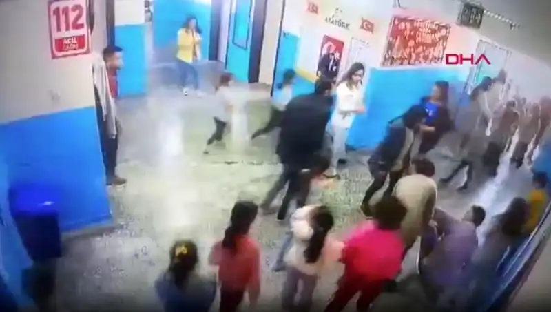 Öğrenci Bayıldı, Müdür Yardımcısı Anında Müdahale Etti!