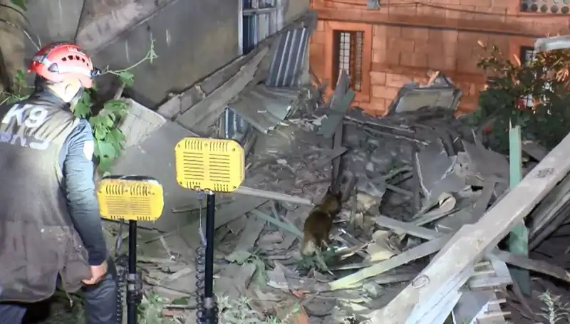 İstanbul'da Deprem Sonrası Çöken Bina Olayı: Neler Yaşandı?