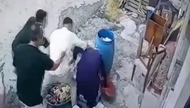 Başakşehir'de Bidon Kavgası: Baba ve Oğul Kadını Darbetti!