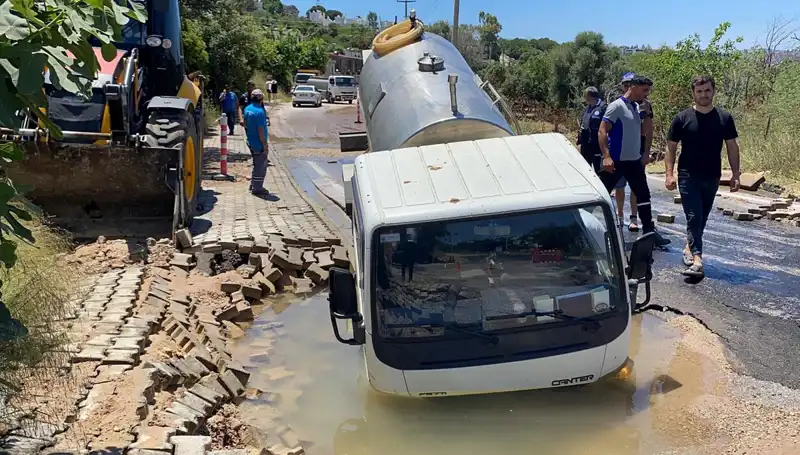 Bodrum'da Su Hattı Patladı: Tanker Çukura Düştü, Şok Gelişmeler!
