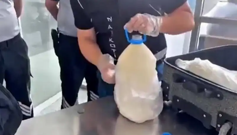 Havalimanında Süt Şişesi İçinde Yakalanan 12.8 Kilo Gizli Maddeler Ne?