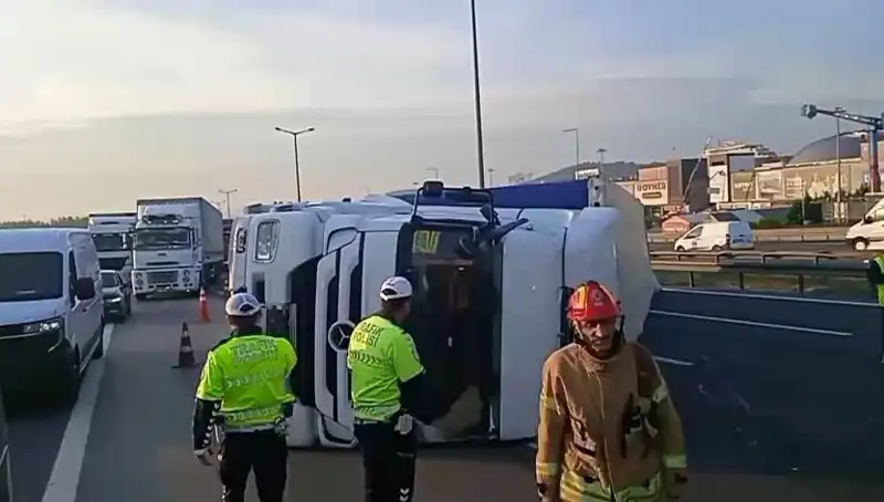 Pendik TEM Otoyolu'nda TIR Devrildi: Trafikte Kilitlenme Yaşandı