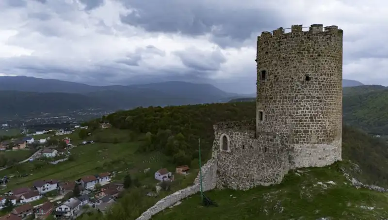 Bosna Hersek'teki Sokolac Kalesi: Tarihin İzlerine Maruz Kalan Bir Yapı