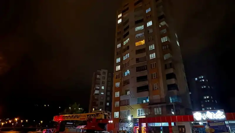 Yıldırım, Apartmanın Çatısında Korkutan Anlar Yarattı