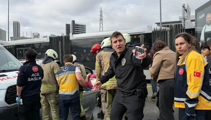 Metrobüs Kazası Şok Etkisi Yarattı: Seferler Durduruldu, Yaralılar Hastaneye Kaldırıldı