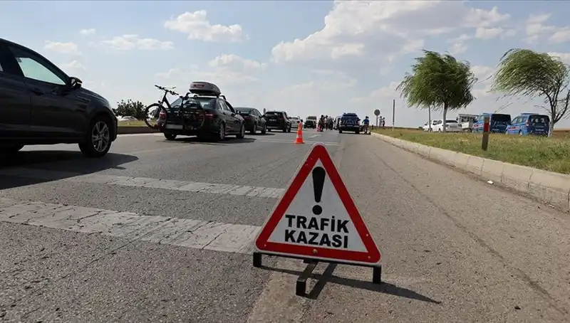 Adana'da Kamyon ve Otomobil Çarpıştı: Feci Kaza Can Aldı