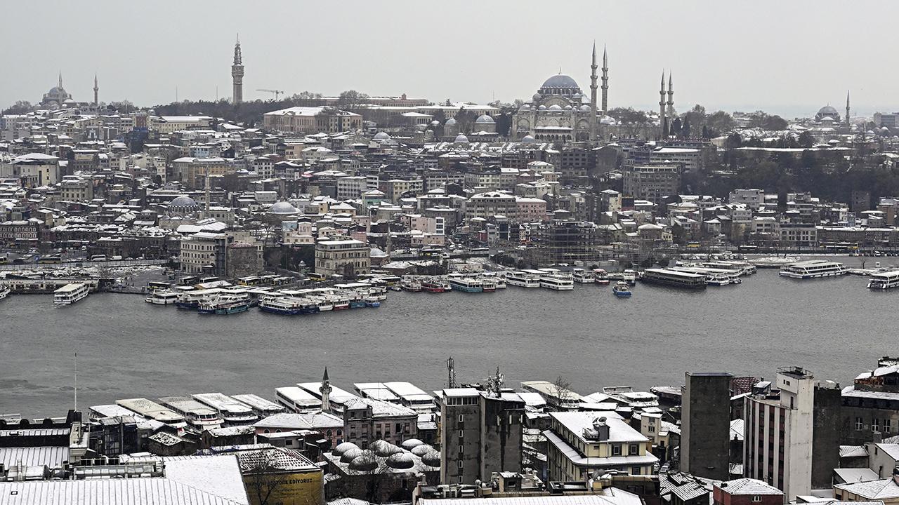 ** İstanbul'u beyaz örtüye bürüyen kar yağışı şehri etkisi altına aldı

**