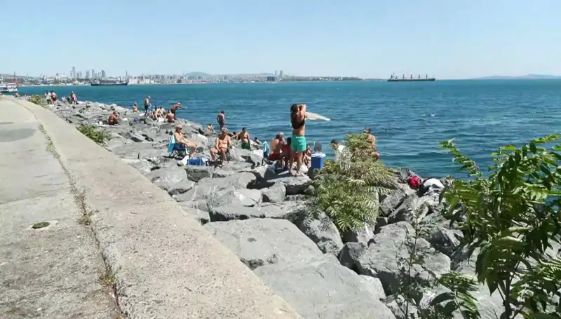 İstanbullular Güneşin Tadını Çıkarırken Plajlar Yeniden Dolup Taştı