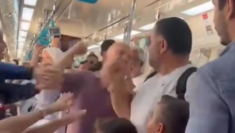 Marmaray'da Şok Eden Yumruklu Kavga: Yolcular Gözlerine İnananamadı