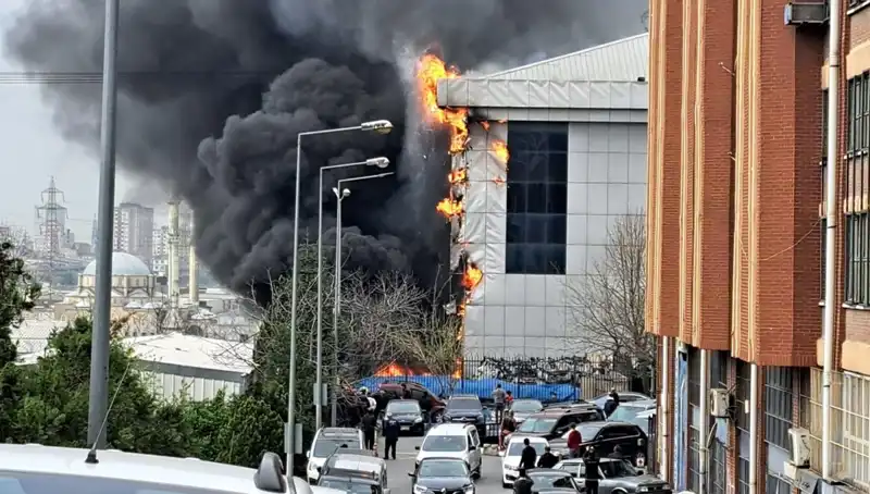 Başakşehir’de Sanayi Sitesinde Korkutan Yangın: Yangın Söndürme Ekipleri Olay Yerinde