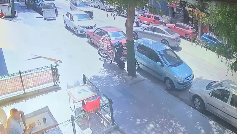 Araba Çarpması: İşlek Cadde Üzerinde Feci Kaza Anları