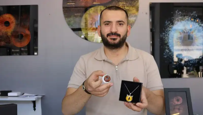 Çektiği İris Fotoğraflarını Takı ve Tabloya Dönüştüren Sanatçı!
