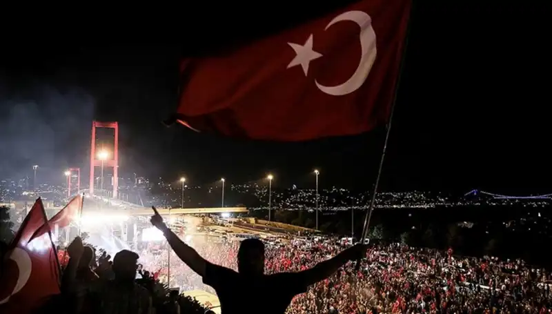 En Uzun Gece: 15 Temmuz'u Anlatan Tiyatro Oyunu Külliye'de Sahnelenecek