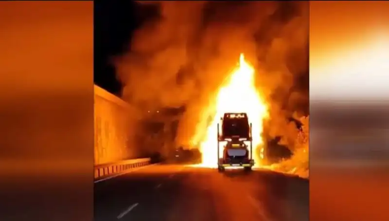 Otomobil Yüklü Tırda Çıkan Yangın, 8 Araç ve Yoldaki İşlemleri Mahvetti!