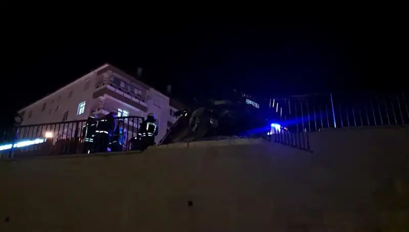 Kontrolden Çıkan Araç Bariyere Çarpıp Asılı Kaldı, Olay Yeri Korkuttu!