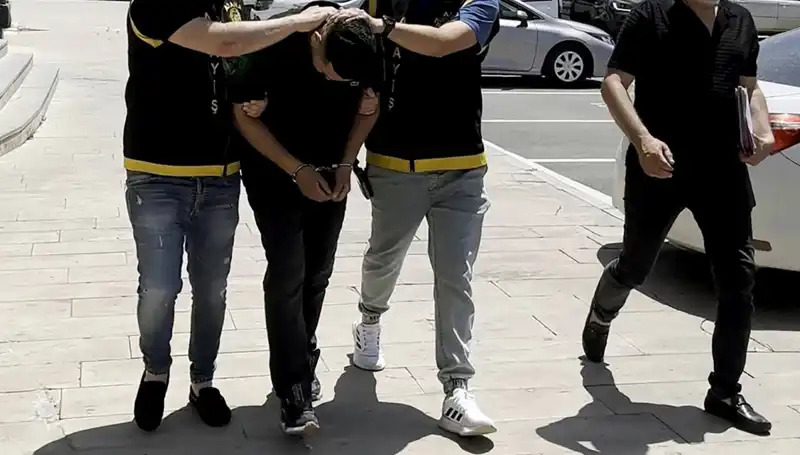 Mezarlıkta Hırsızlık Yapan Şahıs, Güvenlik Kameraları Sayesinde Suçüstü Yakalandı