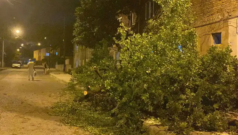 Karabük'te Fırtına Erken Geldi: Şehirde Can ve Mal Kaybı Tehlikesi