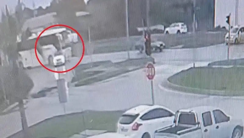 Kırmızı Işıkta Durdu, Yolcu Otobüsü Çarpınca Yaşamı Değişti