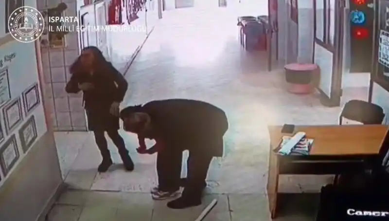 İlkokul Öğretmeni, Heimlich Manevrasıyla Öğrencisini Hayata Döndürdü