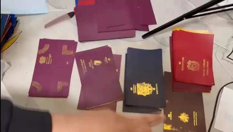 Sahte Pasaport ve Vize Çetelerine Yıldırım Gibi Operasyon!