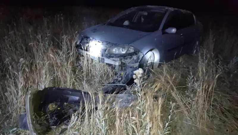 Burdur’da Otomobil Tarlaya Uçtu: Kaza Sonrası Yaralılar ve Olayın Ayrıntıları