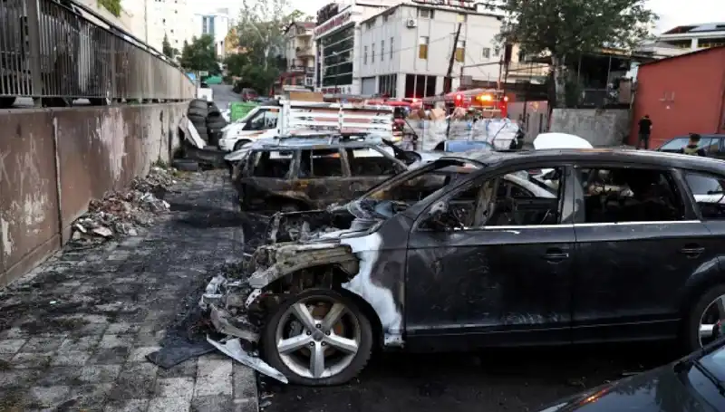 Sanayide Tamir Bekleyen Araçlar Alev Alev: Ne Olmuş Olabilir?
