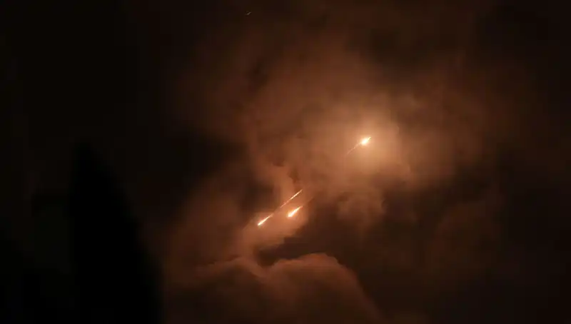 İran'ın Gizemli Gece Saldırıları: Neden Füzeler Gece Ateşleniyor?
