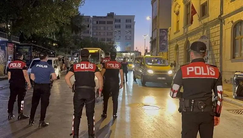 İstanbul'da Dev Asayiş Operasyonu: 4 Saatte Yüzlerce Gözaltı