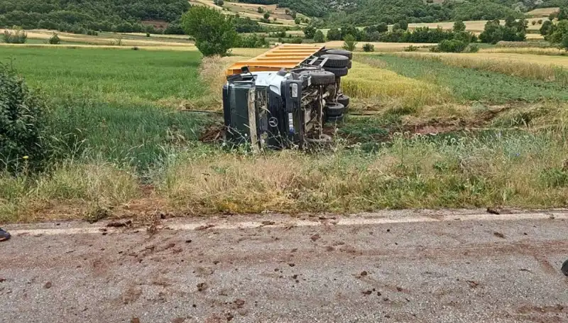 Tokat’ta Devrilen Kamyon Kazası: Şoför Hayatını Kaybetti
