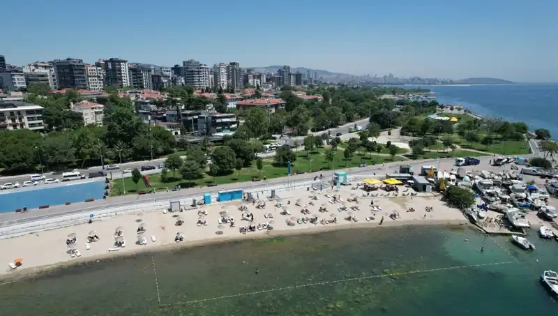 İstanbul Sıcak Havanın Etkisiyle Caddebostan Sahiline Akın Etti!