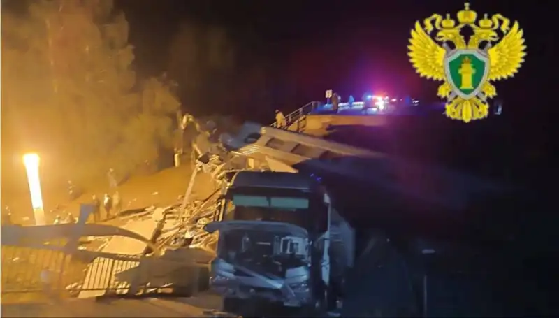 Rusya'da Köprü Çökmesi: Trenin Üzerine Düşen Yükün Feci Sonuçları