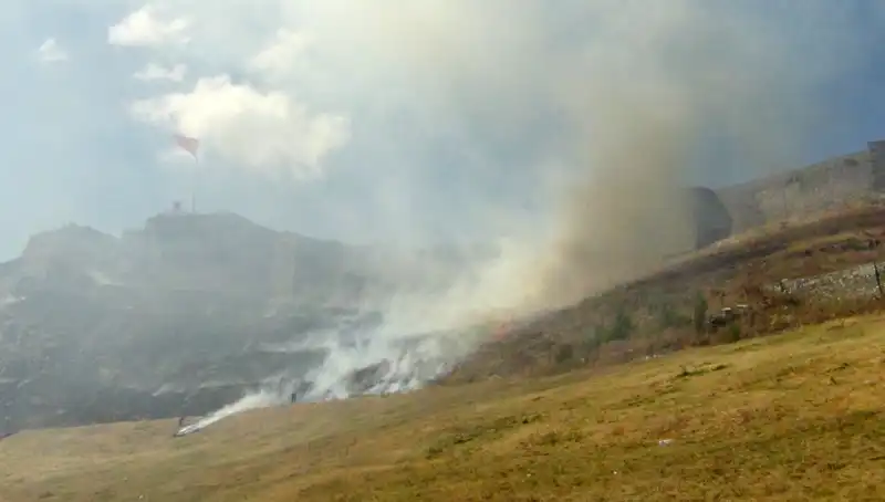 Kars Kalesi’nde Çıkan Anız Yangını, Doğa ve Tarihi Tehdit Altında!